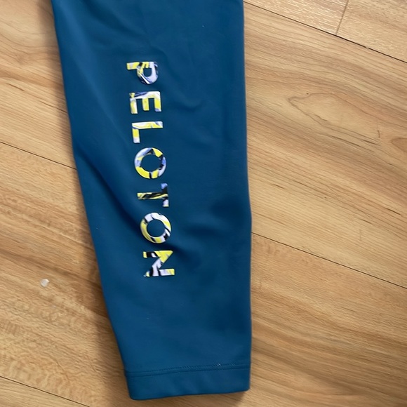 SET Peloton Blue High Waisted Marble Cycling Workout Leggings and sports bra - Picture 8 of 9